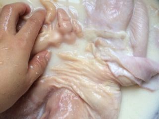 3、＃咸味# 健脾开胃的猪肚莲子汤,水脏了倒掉，重新加面粉，盐，食用油，搓洗两遍就非常干净。