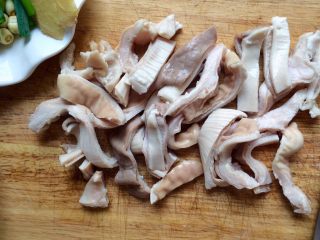 5、＃咸味# 健脾开胃的猪肚莲子汤,捞出锅，切成细条，炖汤容易入味。