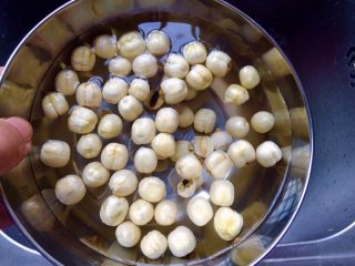 7、＃咸味# 健脾开胃的猪肚莲子汤,莲子洗干净。