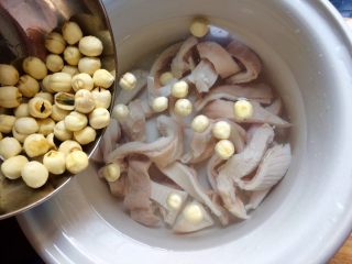 8、＃咸味# 健脾开胃的猪肚莲子汤,加入砂锅中。