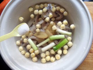 11、＃咸味# 健脾开胃的猪肚莲子汤,加适量盐。