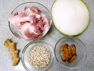 1、筒骨薏米冬瓜汤,准备好材料。