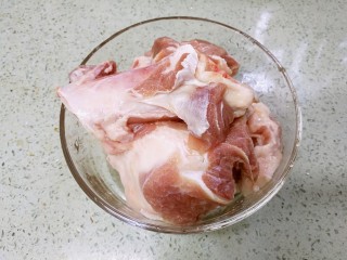 3、筒骨薏米冬瓜汤,筒骨斩切成大块，冲洗干净（肉档老板会帮忙斩好）。