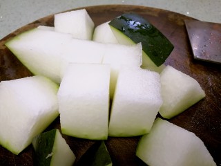 4、筒骨薏米冬瓜汤,冬瓜洗净，去馕，连皮切成块儿。