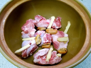 7、筒骨薏米冬瓜汤,放入淡菜和姜片。