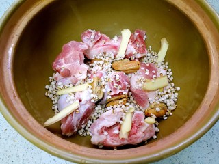 8、筒骨薏米冬瓜汤,撒入薏米。