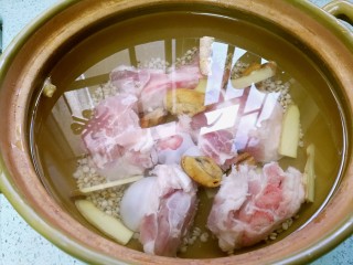 9、筒骨薏米冬瓜汤,倒入10碗清水，盖盖子，大火烧开。