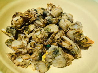 2、韭菜炒扇贝,倒碗里；