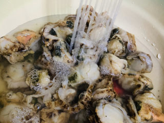 3、韭菜炒扇贝,用水冲洗干净；