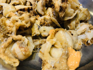 4、韭菜炒扇贝,剥去黑色的部分，洗净；