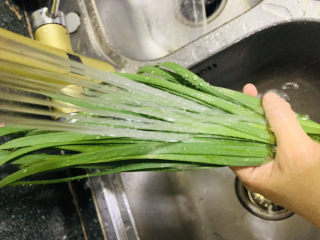 5、韭菜炒扇贝,韭菜洗净；
