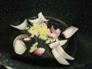 10、韭菜炒扇贝,加蒜瓣和洋葱；