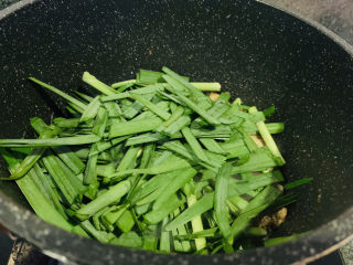 17、韭菜炒扇贝,加入韭菜；