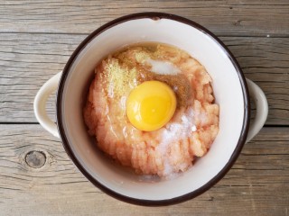 5、宝宝香肠,再磕入一个鸡蛋。