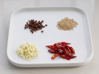 2、西芹拌腐竹,准备好各种辅料，大蒜剁成蒜末，红干椒切小段