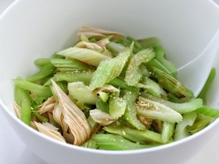 5、西芹拌腐竹,将西芹和腐竹一起放入大碗中，再调入味极鲜酱油、醋、糖、盐、鸡精和香油