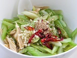 9、西芹拌腐竹,再放入熟芝麻