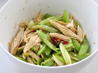 10、西芹拌腐竹,带上一次性手套抓拌均匀装盘即可
