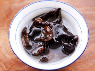 3、海兔韭菜木耳鸡蛋饺子,木耳洗净后，浸泡一会儿。