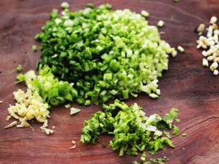 7、海兔韭菜木耳鸡蛋饺子,韭菜摘洗干净后切碎，把葱姜切碎，香菜切末。