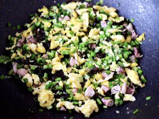 12、海兔韭菜木耳鸡蛋饺子,把所有的食材搅拌均匀即可。