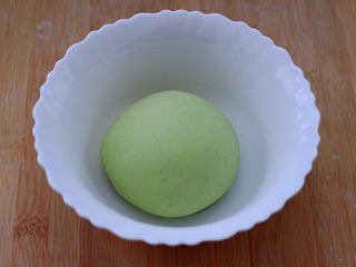 14、海兔韭菜木耳鸡蛋饺子,和好的面团松弛半个小时。