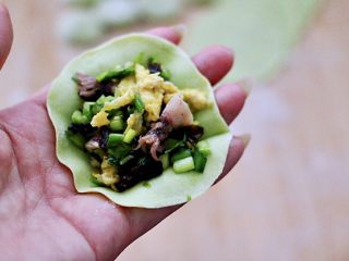 16、海兔韭菜木耳鸡蛋饺子,擀好的面皮，放入适量调制好的馅料。