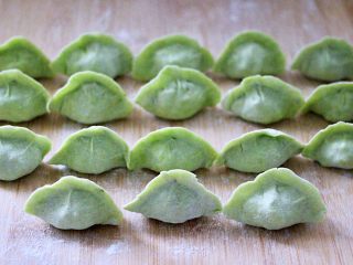 17、海兔韭菜木耳鸡蛋饺子,包成自己喜欢的模样即可，依次包完所有的饺子。