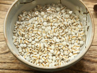 2、冬瓜薏米老鸭汤,薏米提前用水浸泡1小时。