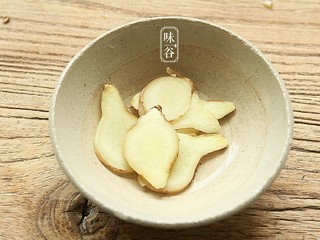 4、冬瓜薏米老鸭汤,切好5片姜片待用。