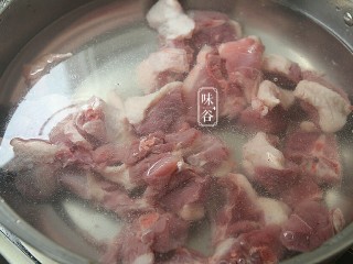 5、冬瓜薏米老鸭汤,老鸭肉放入锅里，加清水煮开，沸水中氽烫1分钟；