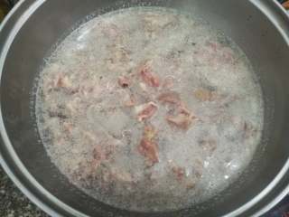 6、番茄肥牛卷,肥牛焯水捞出备用。