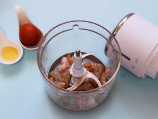 3、时蔬烩虾球,把洗净的虾仁放到东菱无线绞肉机里，倒入料酒和半个鸡蛋清。