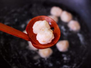 7、时蔬烩虾球,所有的虾球都做好以后，大火烧开煮熟捞出即可。