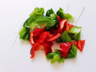 8、时蔬烩虾球,青椒和红椒洗净后用刀切块。