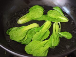 10、时蔬烩虾球,同样的方式把小油菜进行焯水。