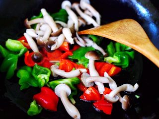 13、时蔬烩虾球,放入焯水的蟹味菇，继续大火翻炒片刻。