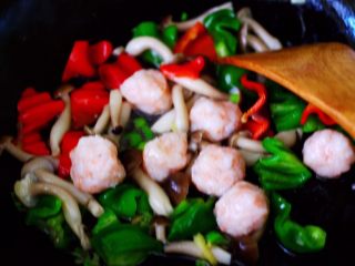 15、时蔬烩虾球,再放入煮熟的虾球。