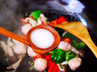 16、时蔬烩虾球,淀粉提前用适量清水化开后，倒入锅中进行勾芡。