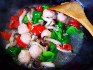 17、时蔬烩虾球,大火继续翻炒30秒。