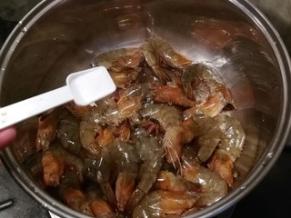 9、无水椒味虾,放入盐和糖