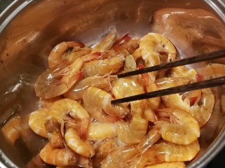 12、无水椒味虾,当一面已经变色 半熟状态 用筷子轻轻翻拌一下 翻个面