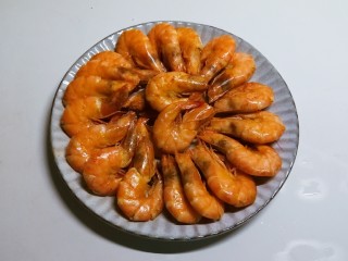 15、无水椒味虾,摆入盘中