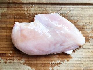 3、双菇鸡丝,然后洗净,撕去筋膜,剪去多余油脂