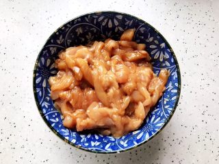 6、双菇鸡丝,抓均匀,腌制备用