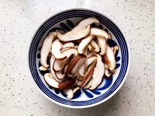 8、双菇鸡丝,切成丝