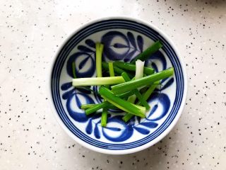 11、双菇鸡丝,小葱洗净之后切成寸段