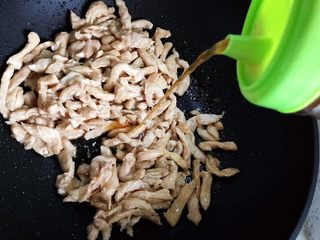 15、双菇鸡丝,加适量料酒