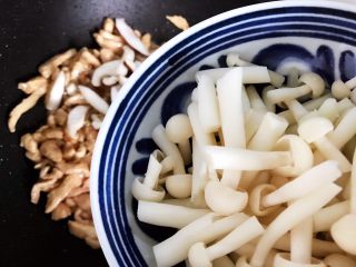 18、双菇鸡丝,加入白玉菇