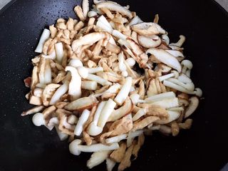 19、双菇鸡丝,翻炒30秒